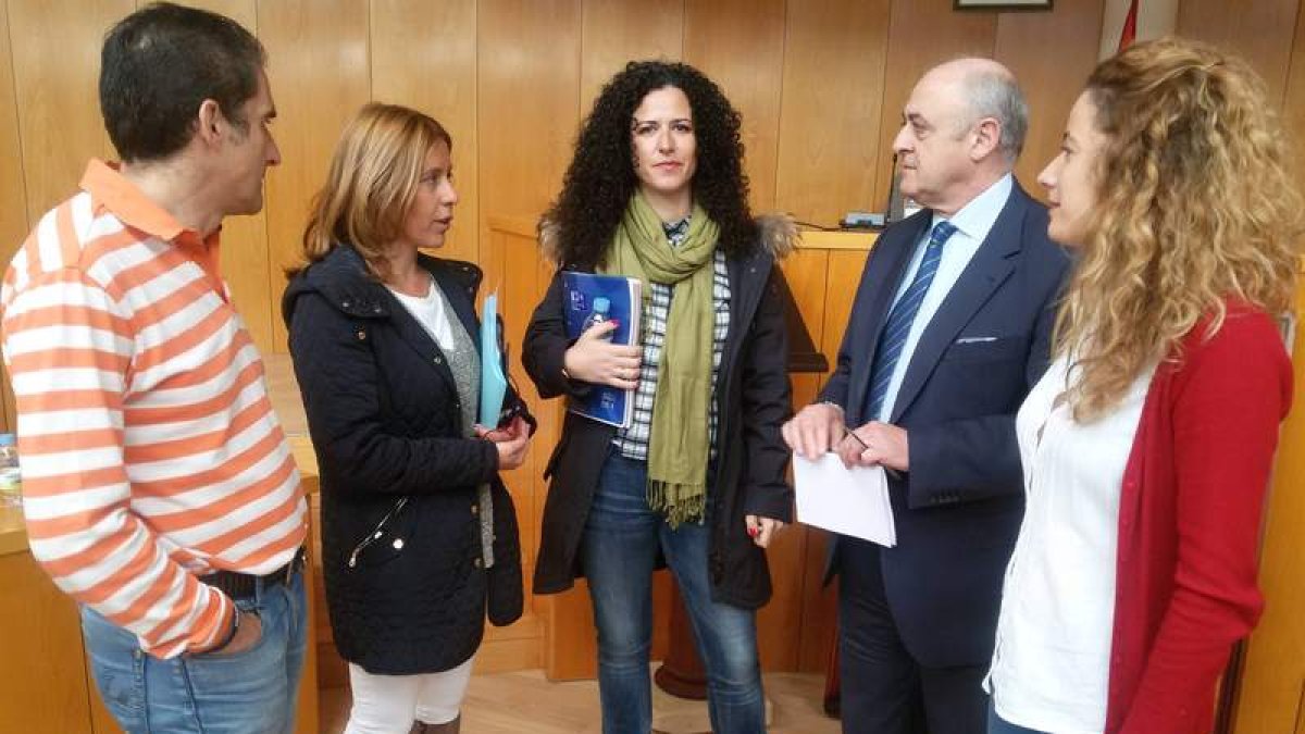 Los ediles del PP, esperando a la sesión que no se celebró. DL