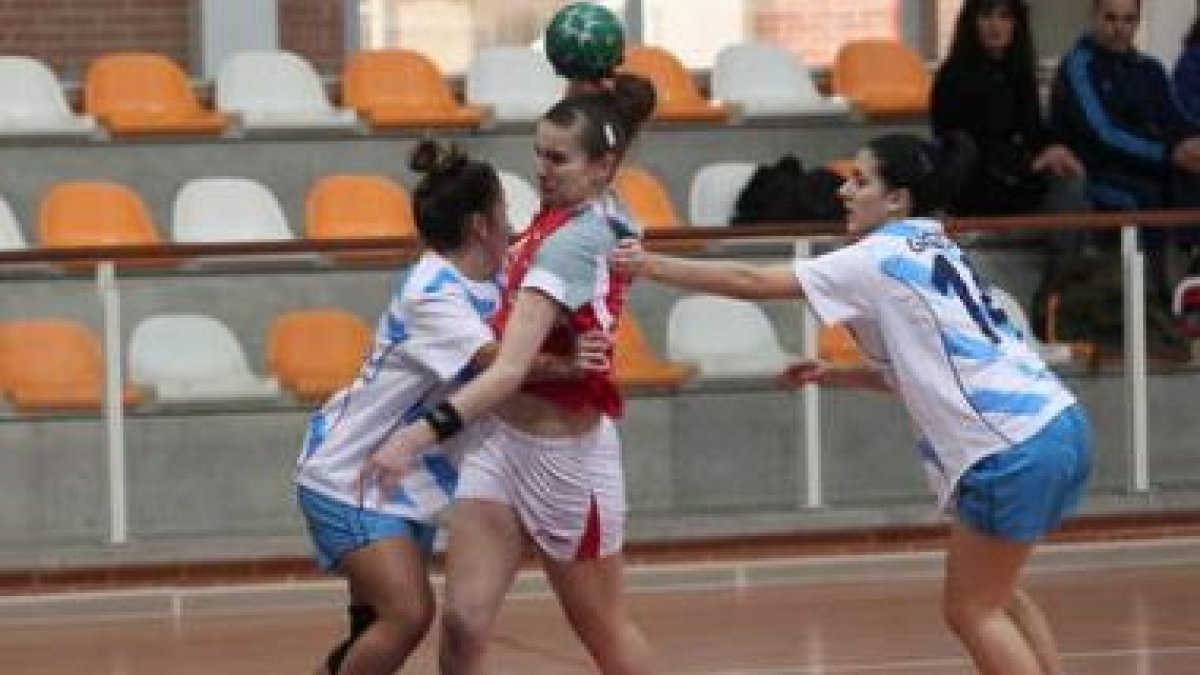 Patricia intenta lanzar a portería ante la férrea defensa rival.
