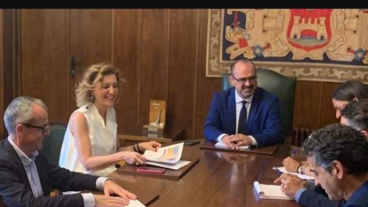 Un momento de la visita de María Pardo en la Alcaldía. DL