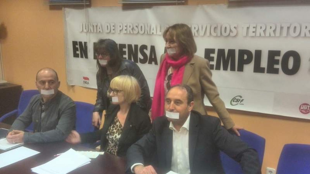 Integrantes de la junta de personal del Servicio Territorial contra la ley mordaza.