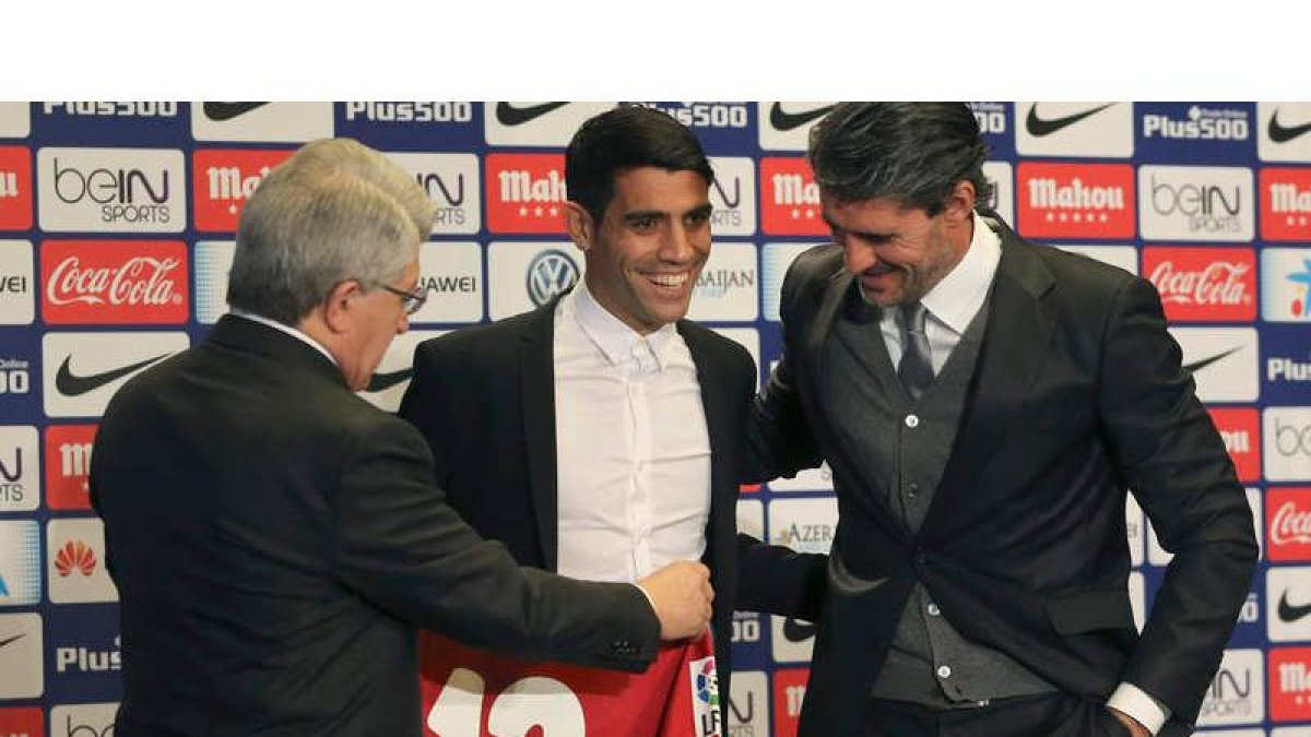 Gustavo Fernández, en el centro, en su presentación como rojiblanco.