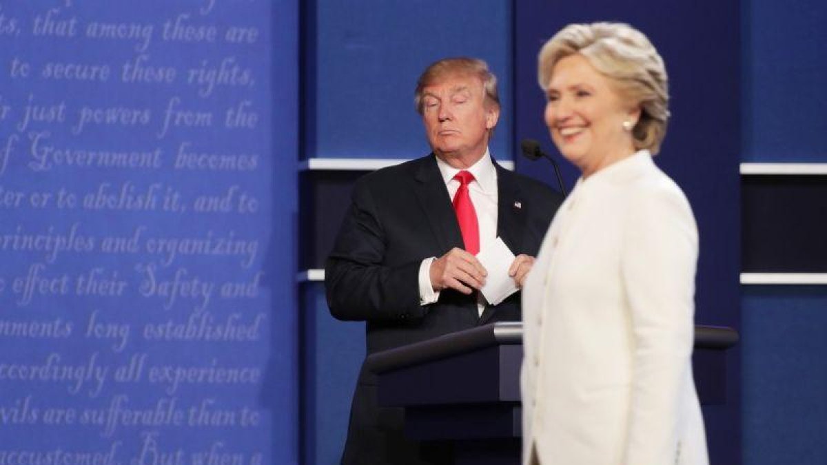 Trump observa serio a una sonriente Hillary, durante el tercer y último debate presidencial.