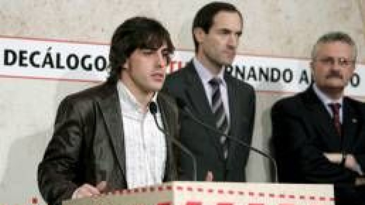 Fernando Alonso, durante la presentación de su decálogo de seguridad vial en Gijón