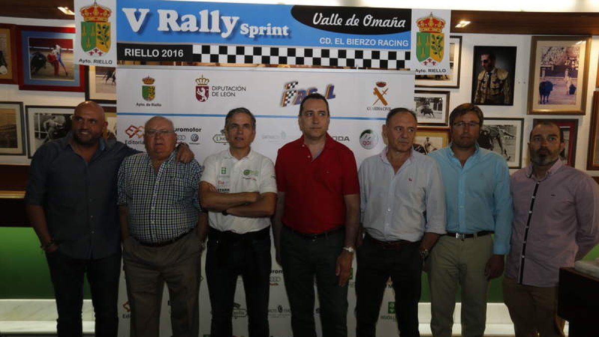 Vallejo, de blanco, junto a organizadores y patrocinadores del Rally Sprint en la presentación. RAMIRO