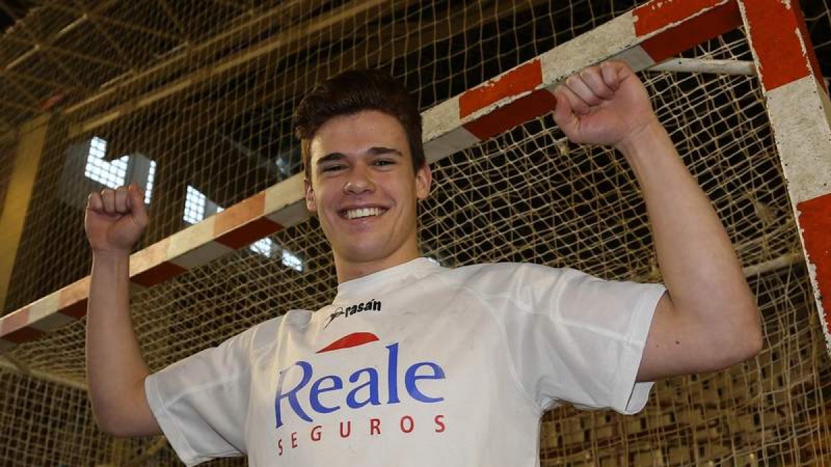 Mario López continúa con la rehabilitación de su rodilla.