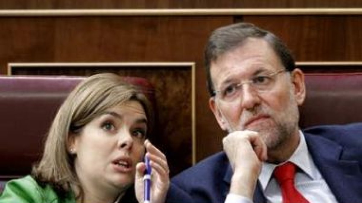 Sáenz de Santamaría y Rajoy conversan durante la segunda sesión del debate de la nación