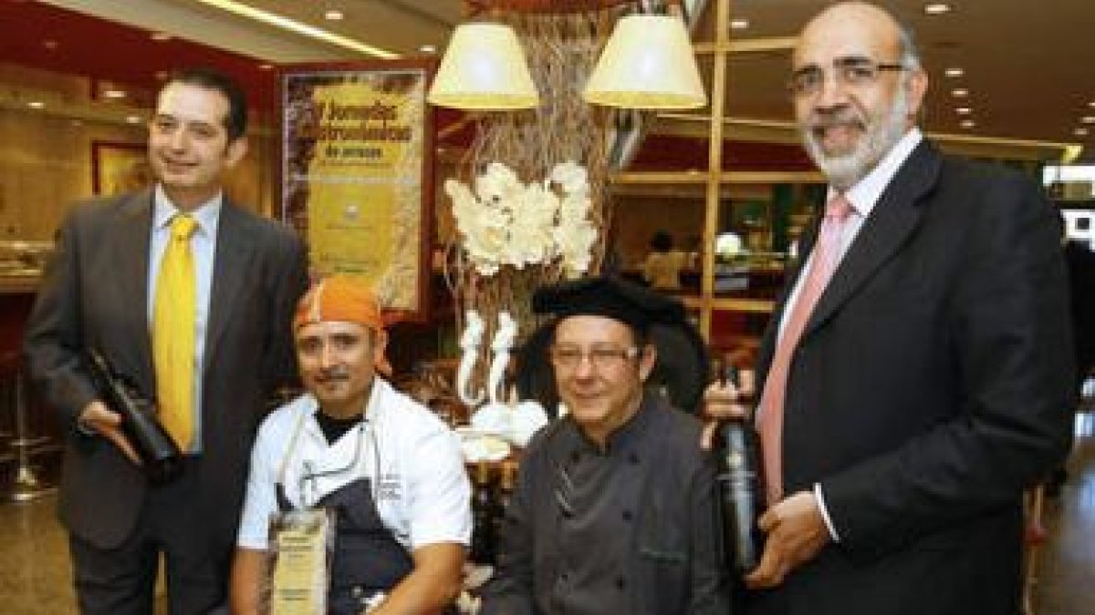 Javier Carlón (El Corte Inglés) y Jaume Vial (director comercial de Fillaboa), con Julio José Saura