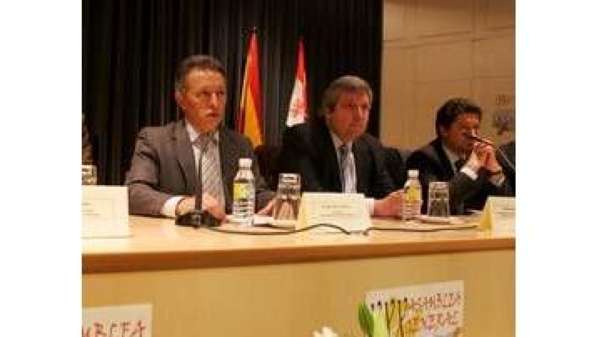 La foto muestra la mesa presidencial de la Hermandad de Donantes