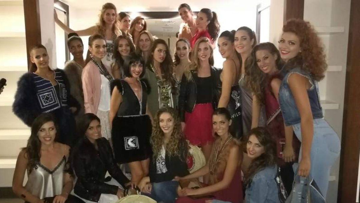 Las modelos con los complementos de MB2, ayer antes del desfile en Mont Roig. DL