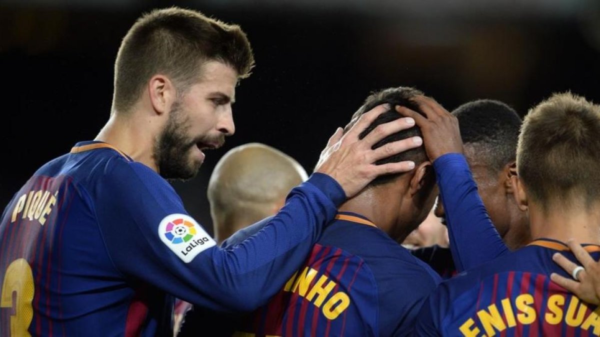 Piqué celebra con sus compañeros un gol del Barça.