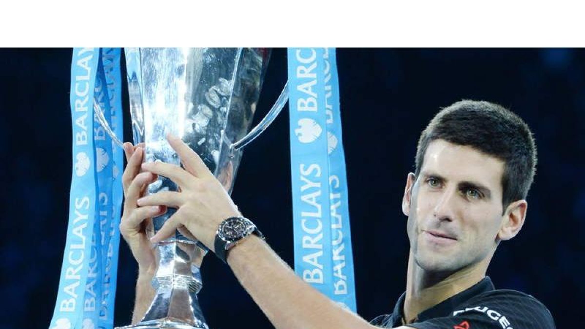 Djokovic levanta la copa que le acredita como campeón.
