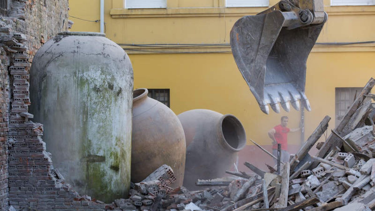 La demolición de edificios antiguos saltó del casco antiguo a los barrios que lo circundan y va cambiando poco a poco el paisaje de la ciudad. FERNANDO OTERO PERANDONES