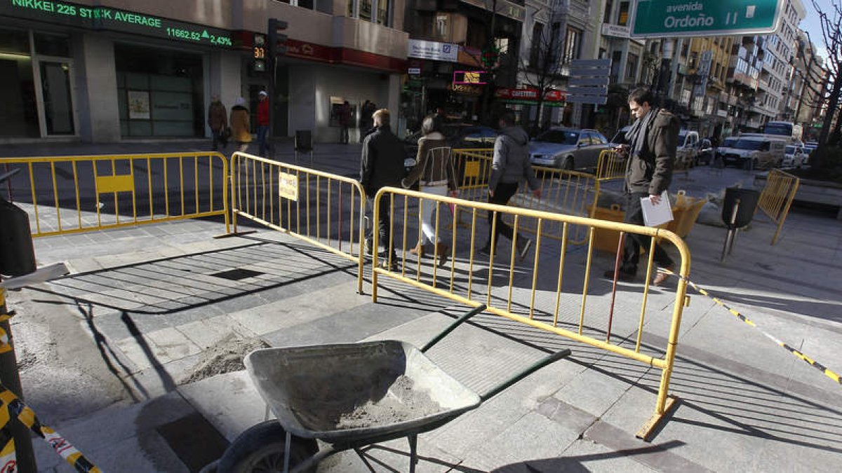 Las obras obligaron a regular el tráfico y ocasionaron atascos en el primer tramo de la avenida Ordoño II.