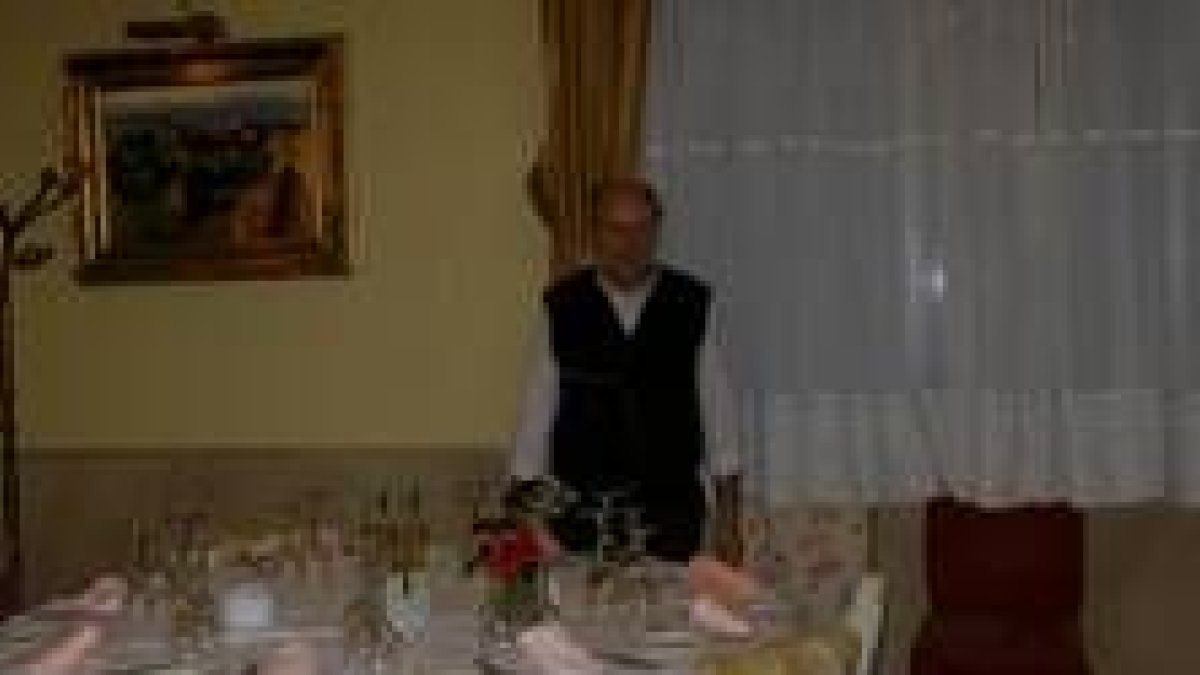 Miguel Rodríguez en el comedor del Restaurante Los Rosales, del que es propietario