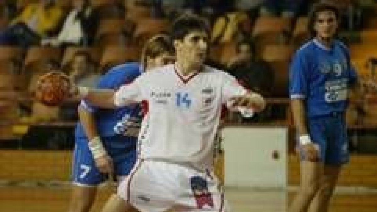 Julio Muñoz lanza un penalty en un amistoso de principio de temporada frente al Treycar Naranco