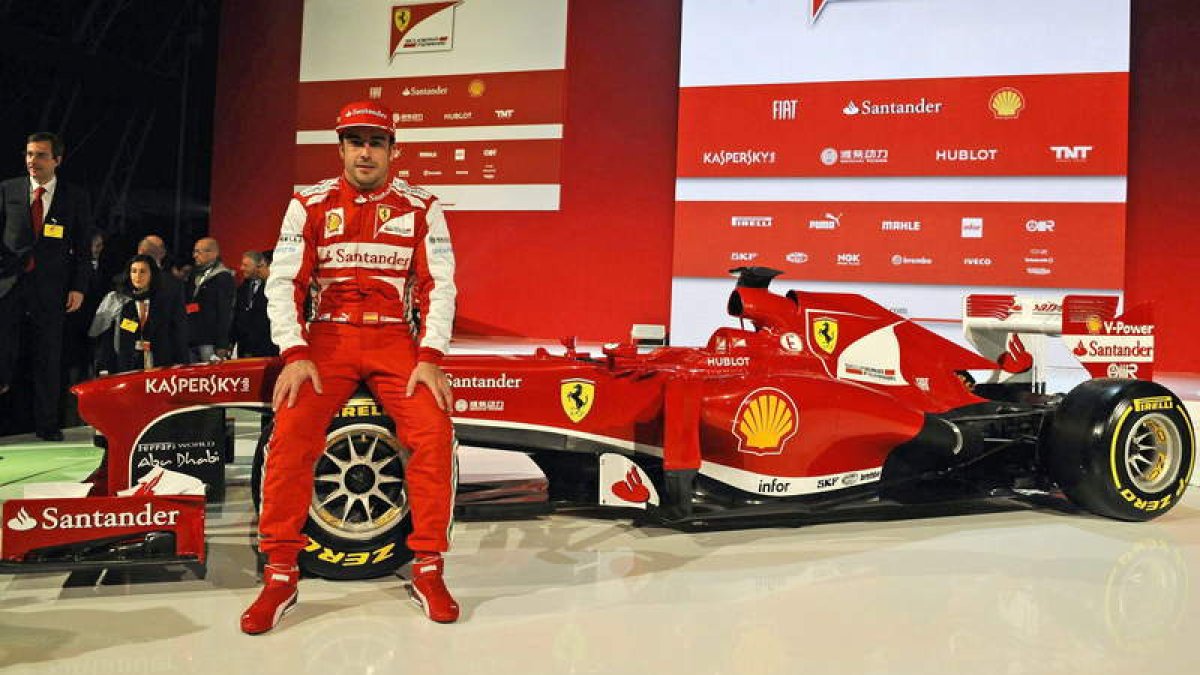 Alonso posa con el monoplaza con el que intentará pelear por un nuevo campeonato mundial.