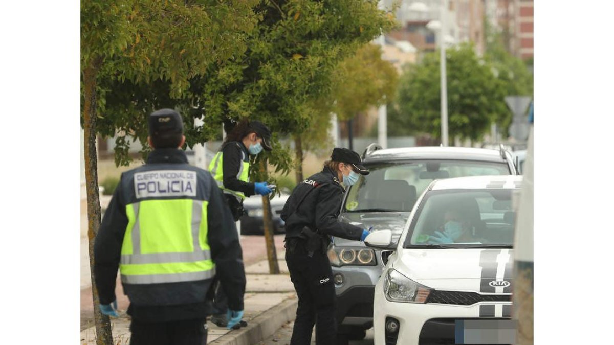 Un funcionario desplegando un punto de control. L. DE LA MATA