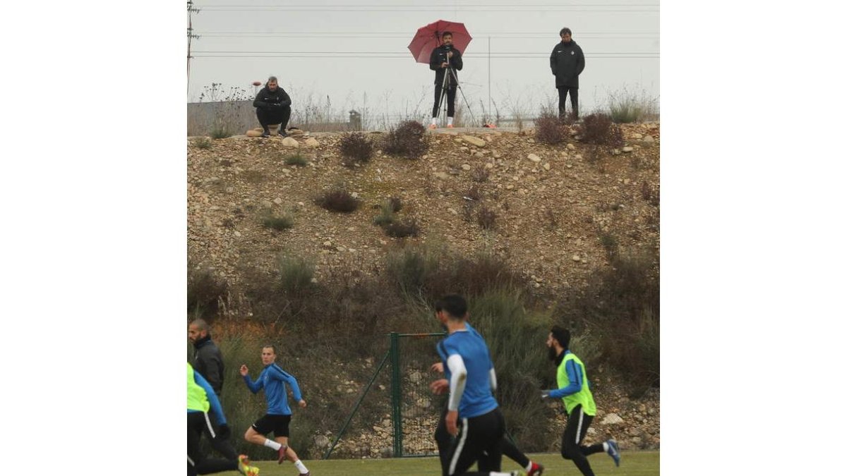El entrenador de la SD Ponferradina, Jon Pérez Bolo, siguió así el entrenamiento de ayer. L. DE LA MATA