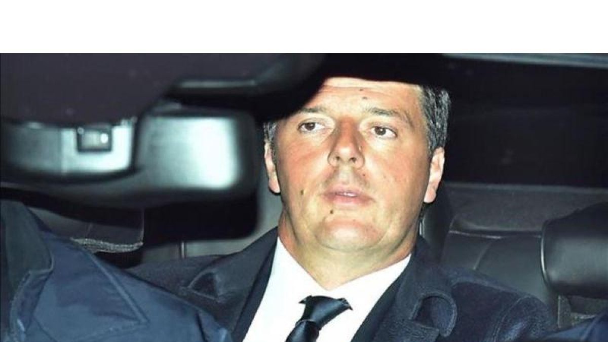 Matteo Renzi llega al palacio del Quirinale para presentar su dimisión.