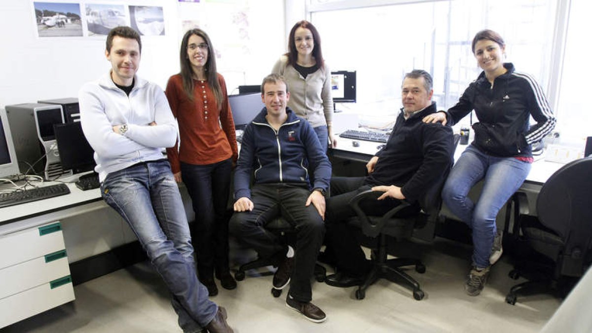 Ángel Manuel Guerrero, Lucía Hermida, Laura López Campano (de pie); Andrés Merino, Roberto Weigand y
Estíbaliz Gascón (sentados).