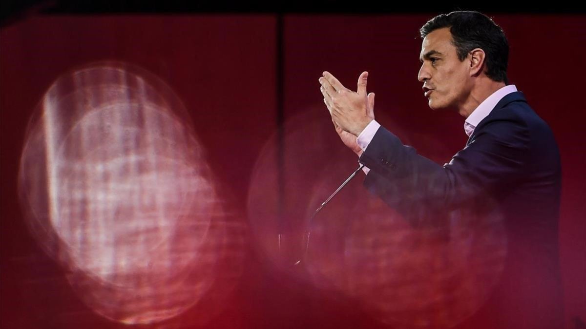 Sánchez en el portaaviones Juan Carlos I, en la Base Naval de Rota