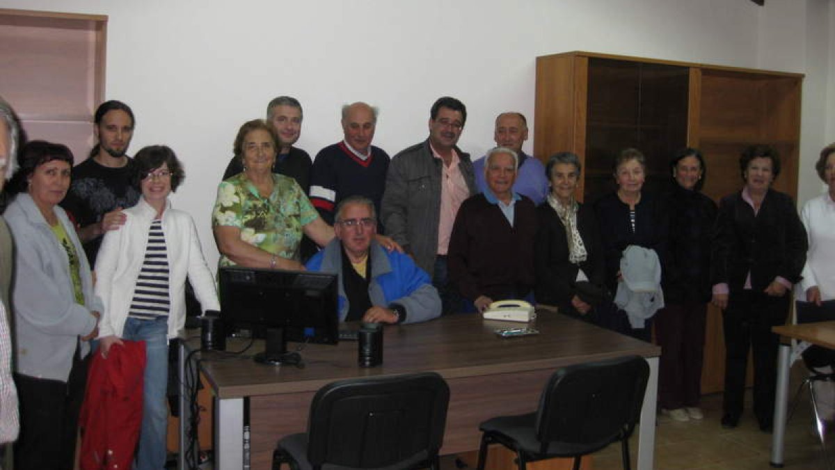 El presidente del GAL y diputado, Francisco García, junto con los vecinos de la localidad.