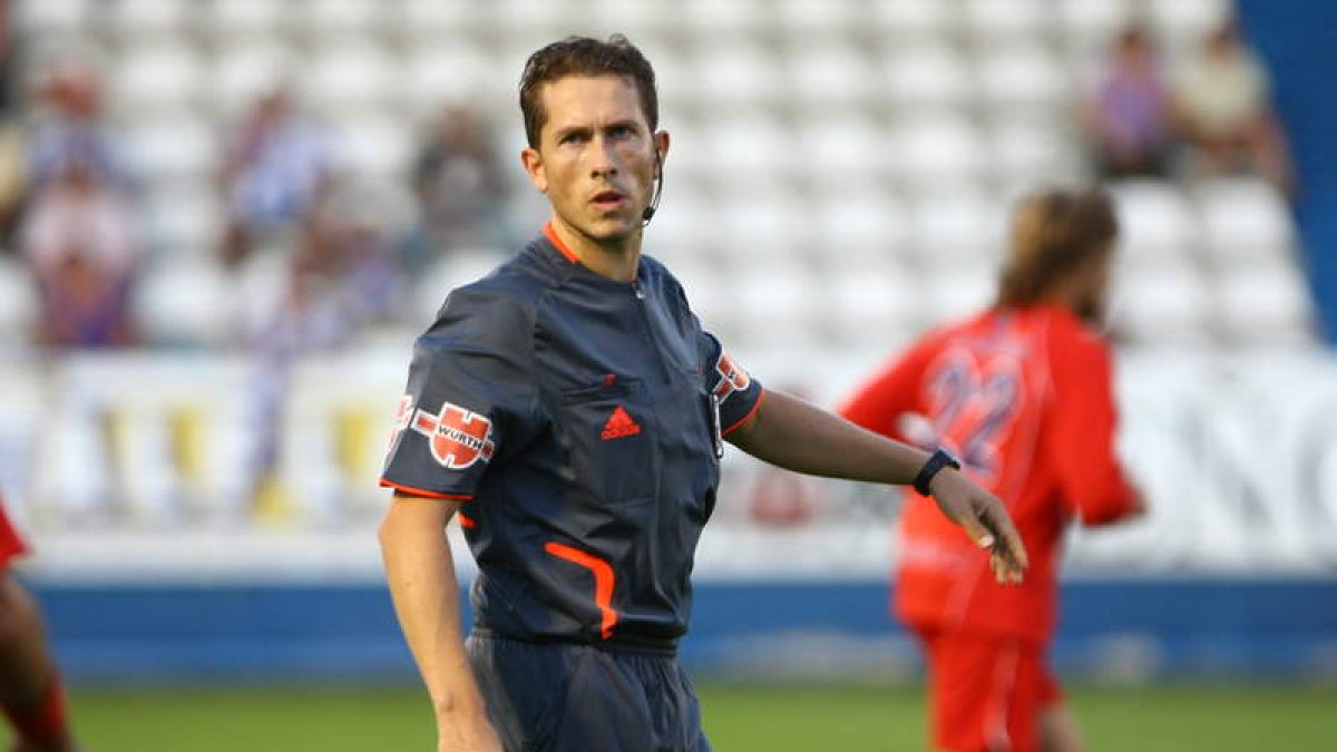 El árbitro José Luis González, en uno de los partidos que ha dirigido, en una imagen de archivo.