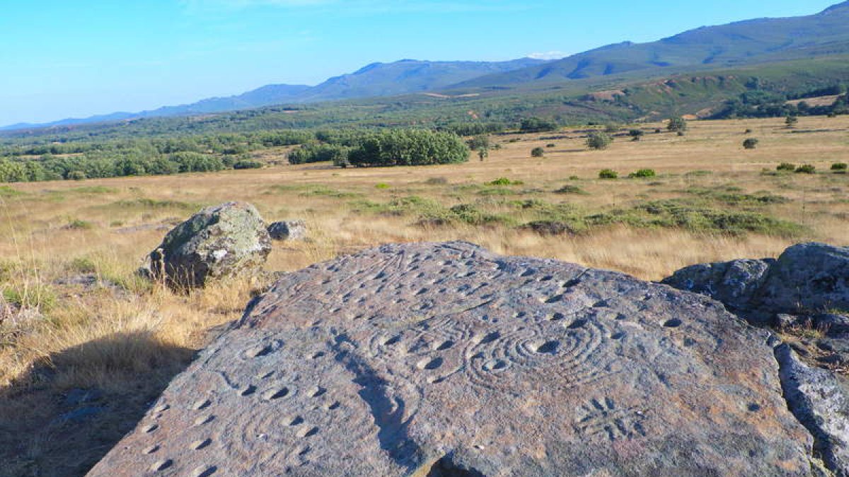 Imagen reciente de los petroglifos de Peña Fadiel, con los Montes de León y el Sanguiñal al fondo.