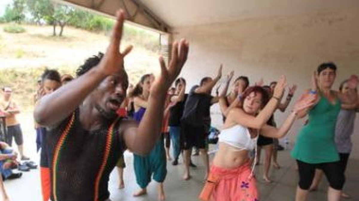 El profesor del taller de danza africana y sus aprendices durante la sesión de ayer.