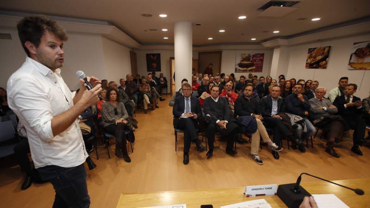 David Abril repasó varios casos de éxito de jóvenes empresarios que han triunfado fuera apostando por trabajar desde León. RAMIRO