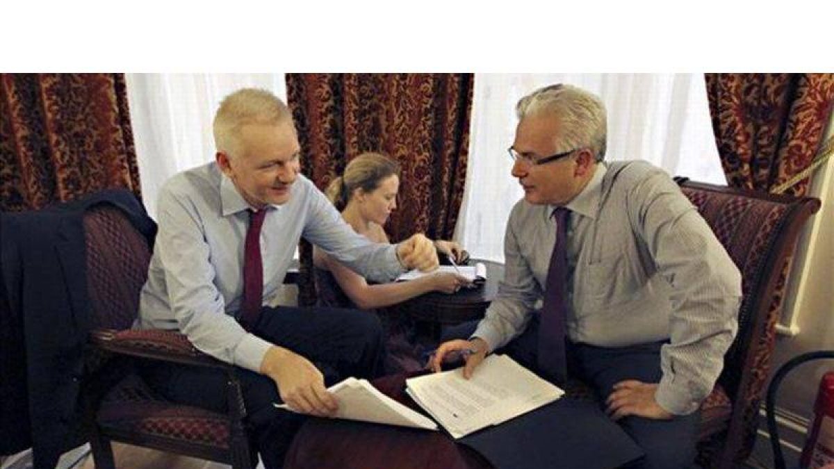 Assange y Garzón, en el interior de la embajada ecuatoriana en Londres, el domingo.