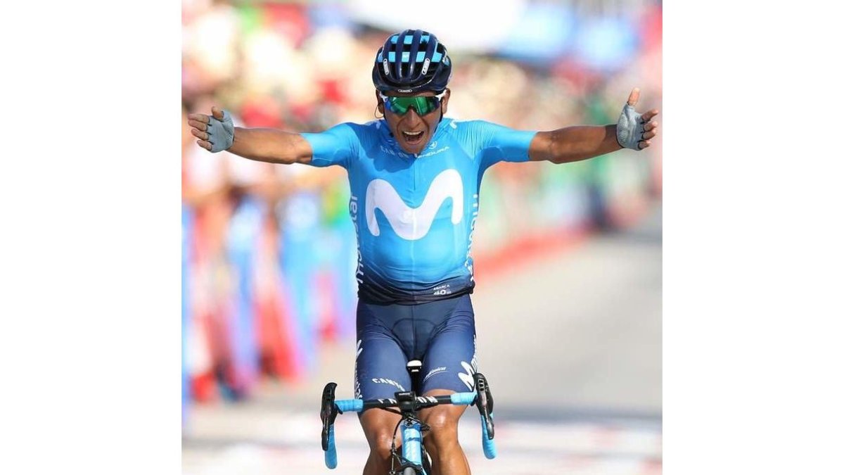 Nairo celebra exultante su triunfo en la meta de Calpe. JAVIER LIZÓN.