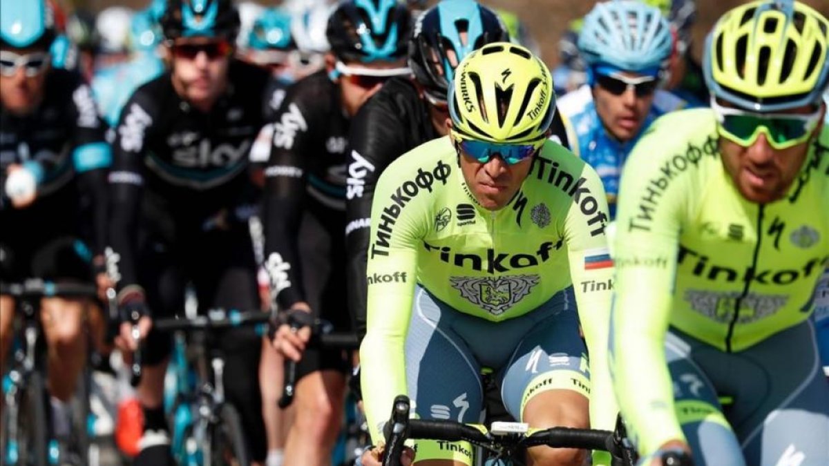 Alberto Contador, en el centro, en plena etapa de la París-Niza.