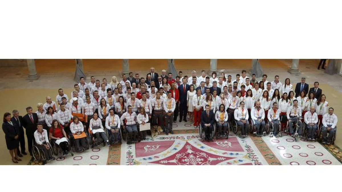 Foto de familia en el palacio de El Pardo.