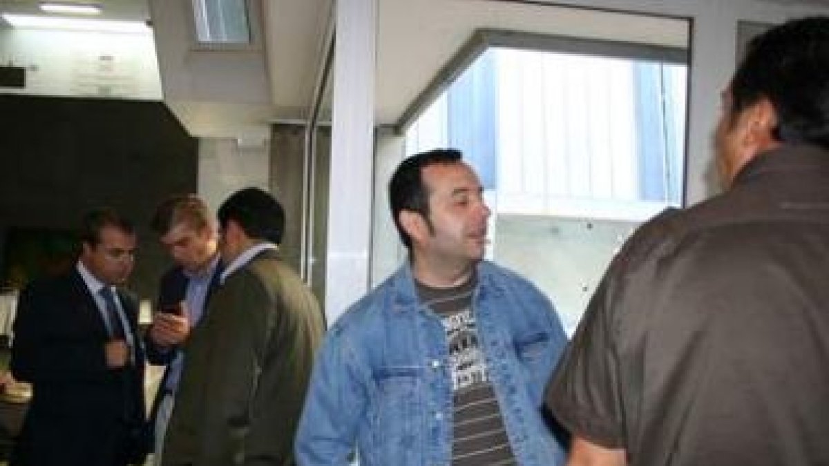En primer término el presidente del comité de LM y tras él ejecutivos del grupo eólico de Viloria.