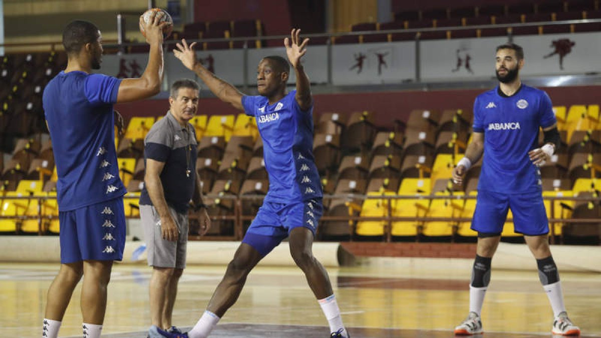 Balázquez se entrena con el Abanca Ademar hasta que se inicie la Liga en Japón. JESÚS F. SALVADORES