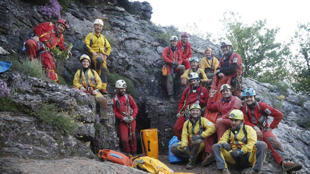 El equipo de voluntarios de espeleosocorro que participó ayer en el simulacro.