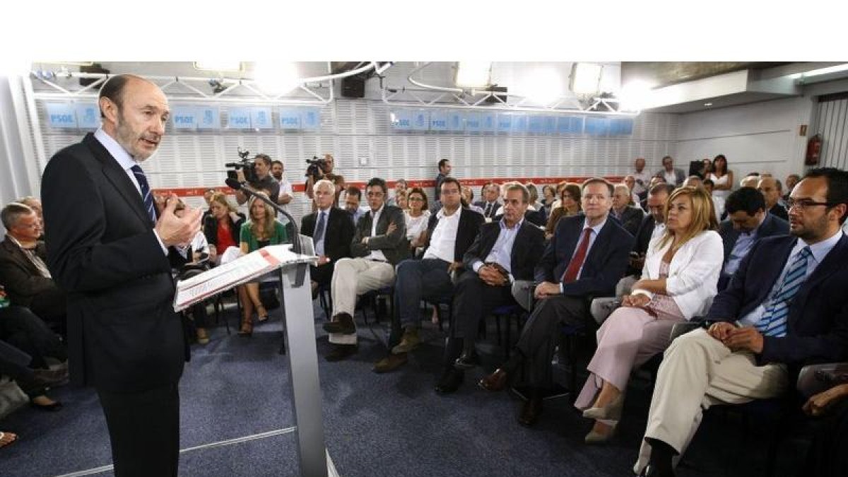 Intervencion en la sede del Psoe del candidato Socialista a las proximas elecciones generales, Alfredo Perez Rubalcaba, ante diputados y senadores del partido.