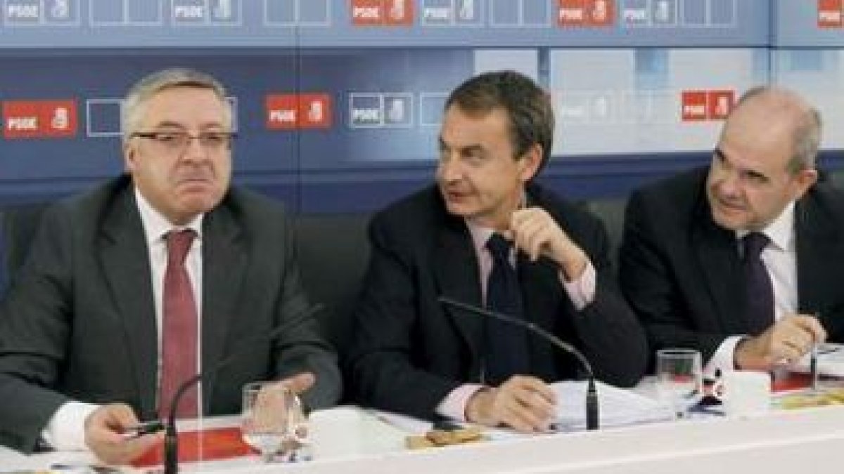 Zapatero mira a Blanco en presencia de Manuel Chaves, antes de la reunión de la Ejecutiva Federal.