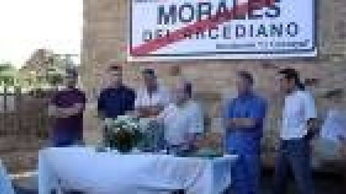 Momento de la presentación pública de la asociación y de la página web del pueblo