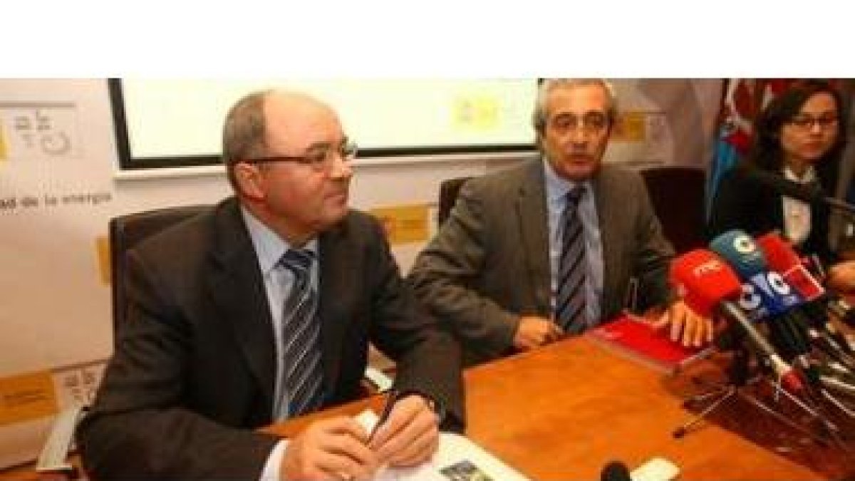 El presidente de la Confederación, el director de la Ciuden y la portavoz del Proyecto Ríos, ayer en