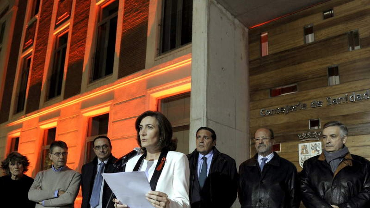 La presidenta de las Cortes, Josefa García Cirac, lee el manifiesto a las puertas de la Consejería de Sanidad.
