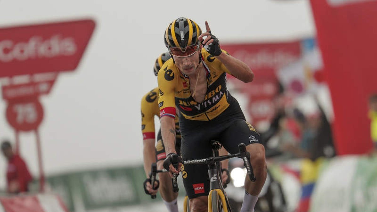 Roglic ganó de esta forma la decimoséptima etapa con final en el Alto del Angliru. MANU BRUQUE