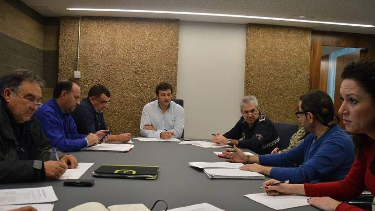 El alcalde, junto a los participantes en el dispositivo invernal.