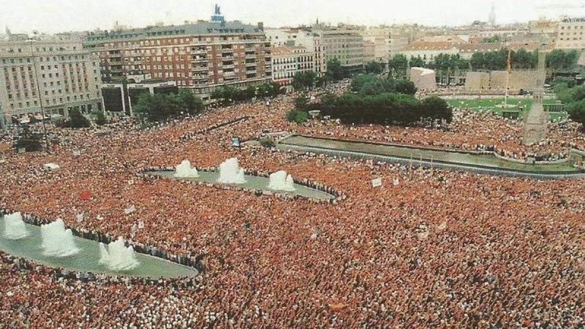 El secuestro y asesinato de Miguel Ángel Blanco en 1997 desató la gran respuesta popular. DL