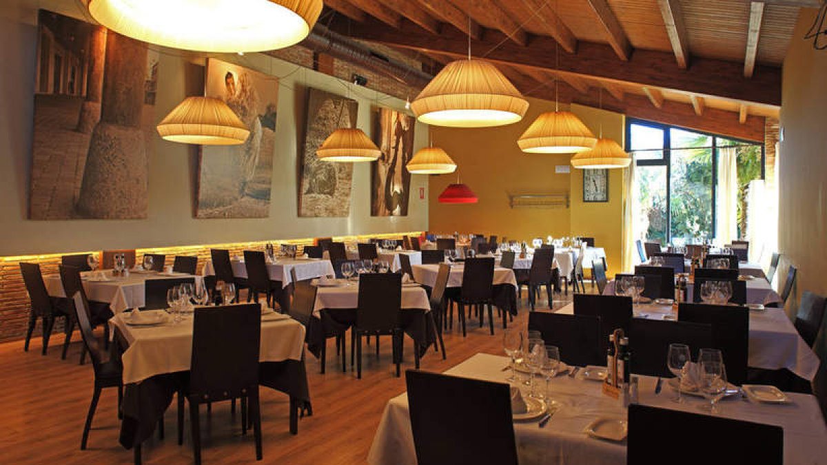 El restaurante cuenta con una agradable terraza y con dos comedores interiores, además de un salón privado y una parte de bar con mesas y barra. Las reservas pueden formalizarse en el teléfono 987 350 350.