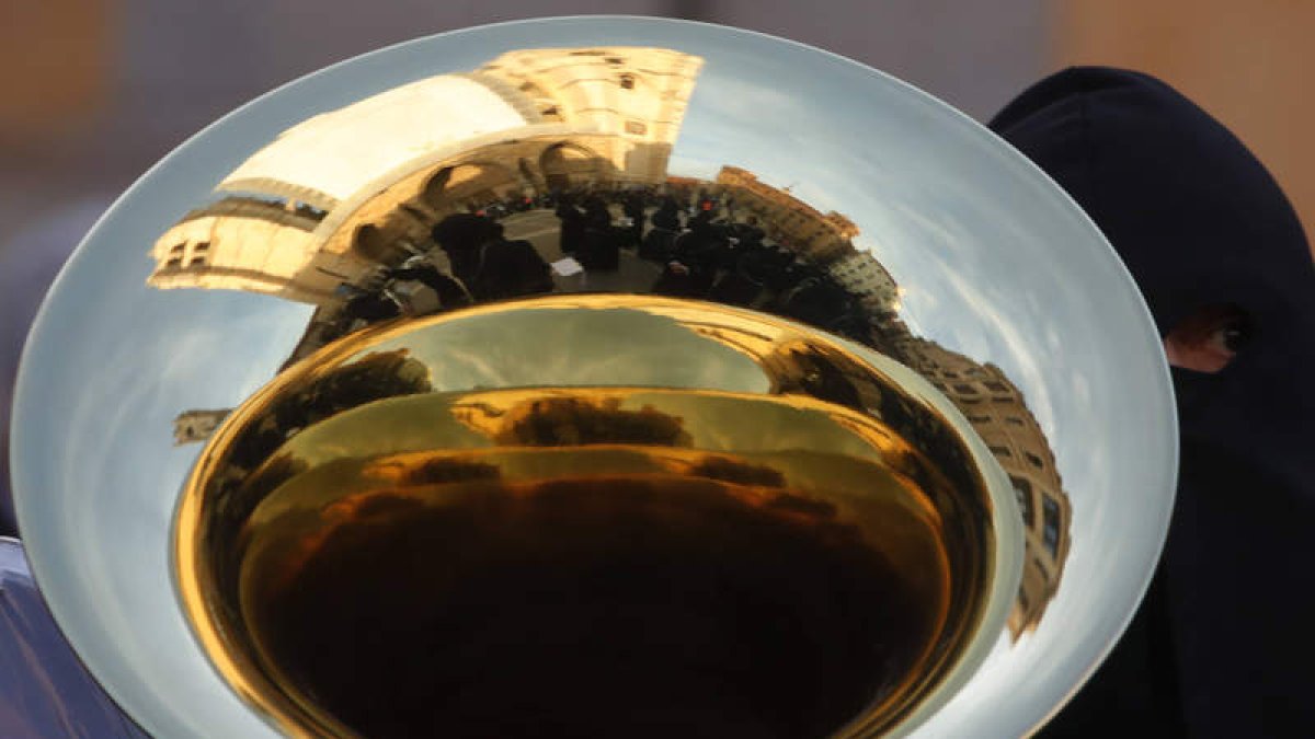 La Catedral de León se refleja en el instrumento musical de un componente de una banda. RAMIRO