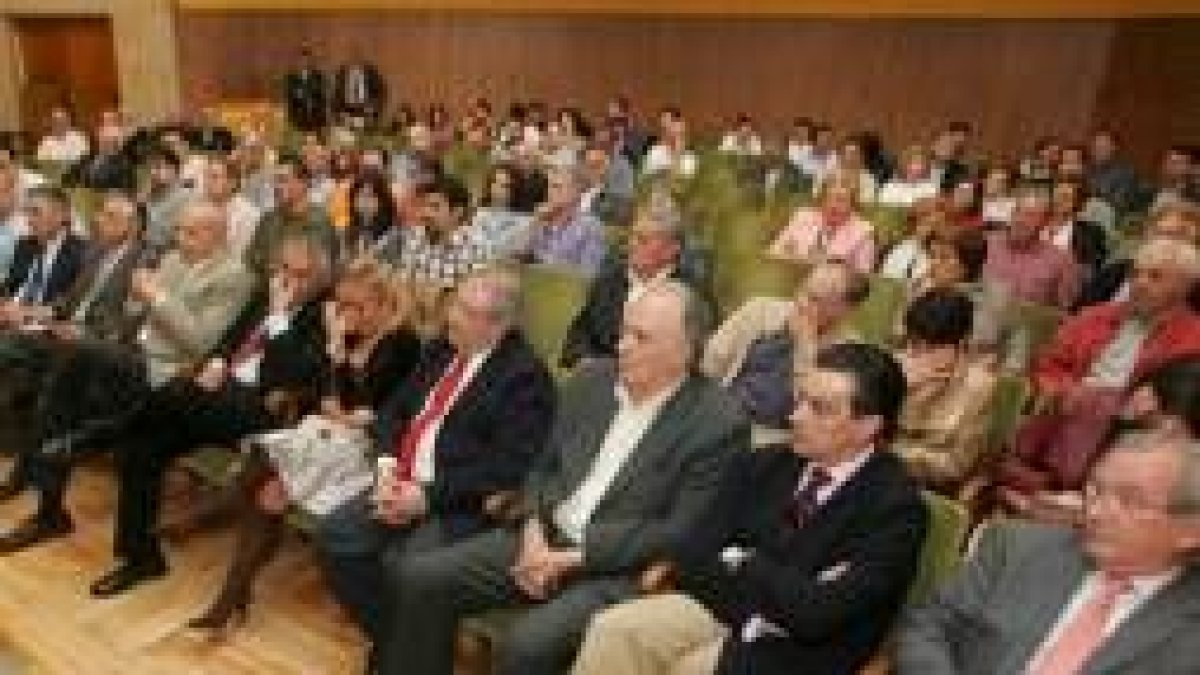 El público llenó el salón de actos de la Escuela de Idiomas