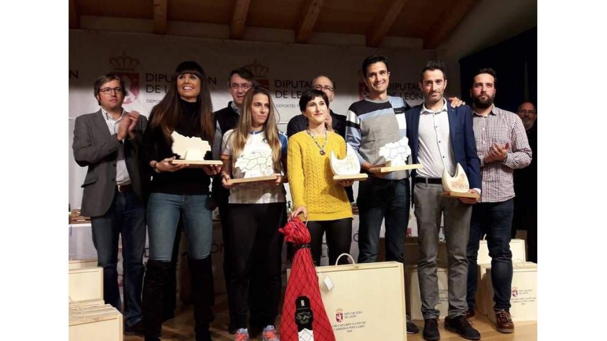 Los primeros clasificados de la categoría de asfalto de la Copa Diputación (izquierda), el equipo ganador (centro) y el podio de las carreras de montaña (derecha). MÓNICA PÉREZ