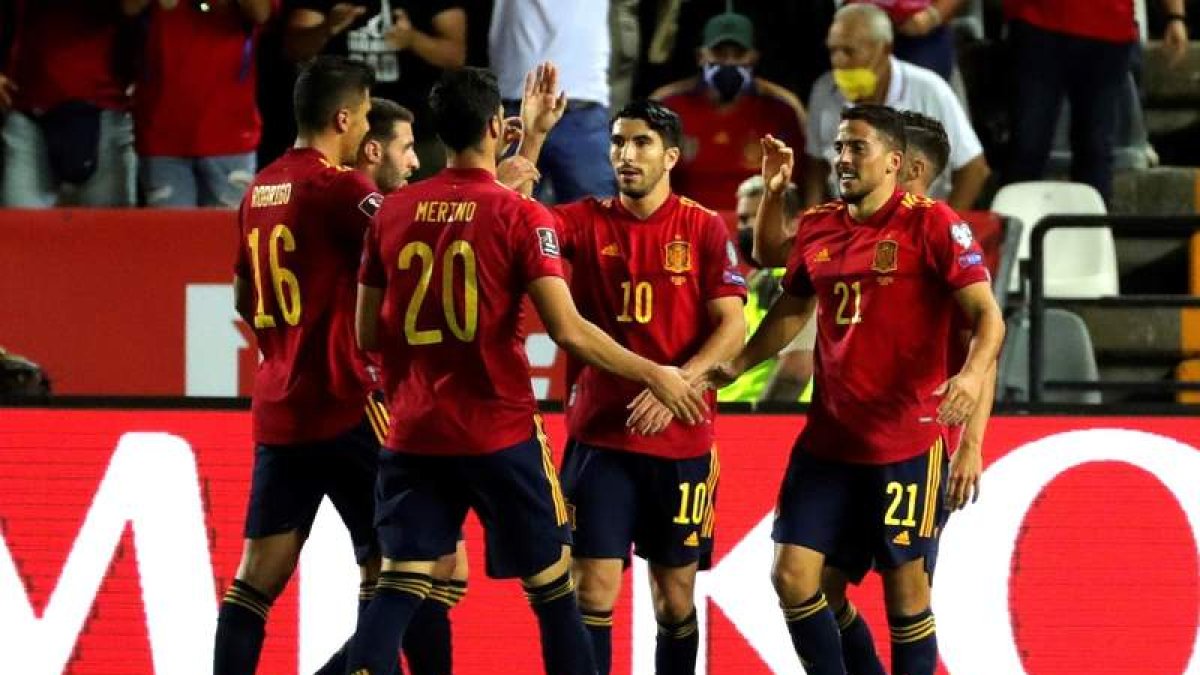 La selección española se desquitó de la derrota frente a Suecia goleando a Georgia con tantos de Gayà, Soler, Ferrán y Sarabia. J. MARTÍN